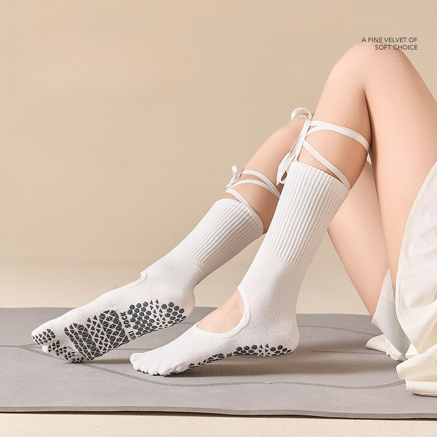 جوارب يوغا نسائية برباط وقبضة  - مراجعة Grip Sock Yoga وسعره
